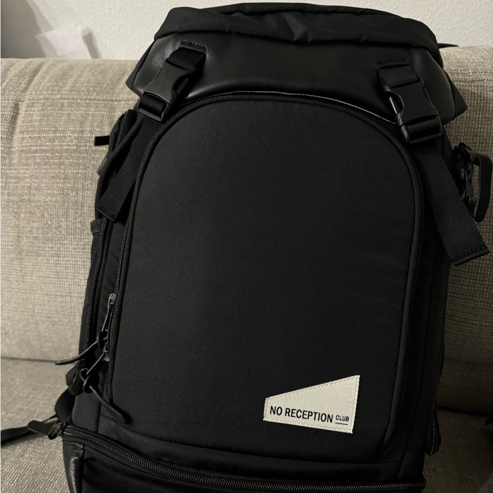 Like new No Reception Club getaway bag with lunch bag